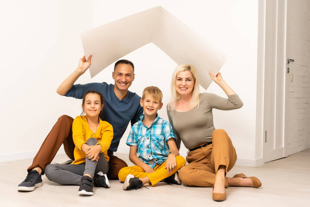 szczęśliwą rodzinę w bezpiecznym domu - na białym tle nad białym - Zdjęcie, obraz