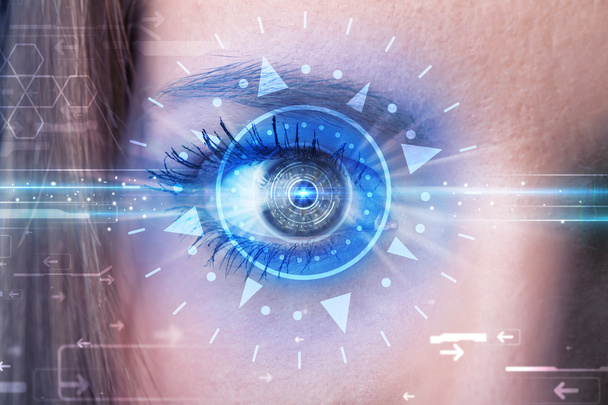 Cyber meisje met technolgy oog op zoek naar blauwe iris - Foto, afbeelding