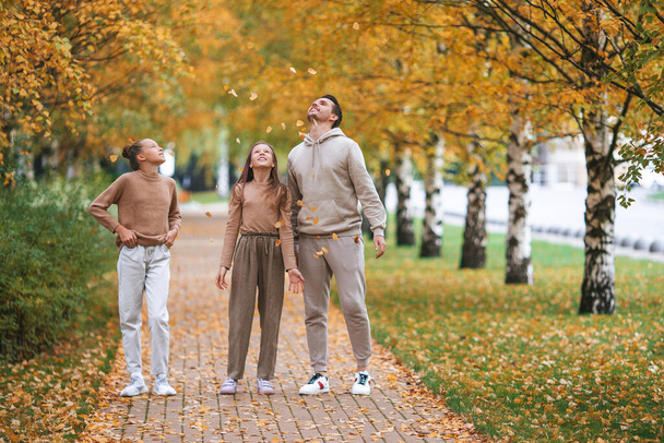 Familia de papá y niños en el hermoso día de otoño en el parque - Foto, Imagen