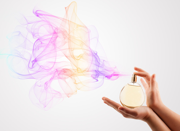 Woman hands spraying perfume - Foto, immagini