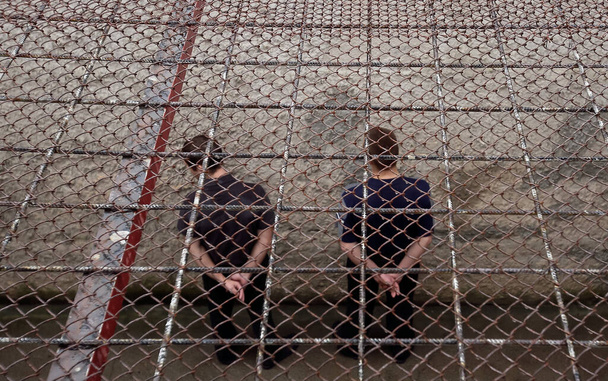 Vězeňská chůze dvou vězňů. Vězeňský dvůr. - Fotografie, Obrázek