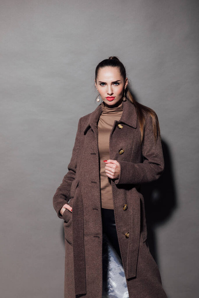 portrét krásné módní ženy v hnědém teplém podzimním kabátě - Fotografie, Obrázek