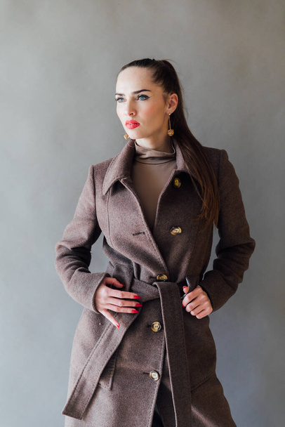 portrait of a beautiful fashionable woman in a brown warm autumn coat - Fotoğraf, Görsel