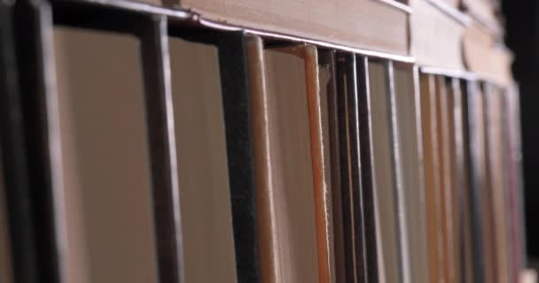 Πολλά βιβλία οργανώνονται σε ράφια σε ένα μεγάλο βιβλιοπωλείο - Πλάνα, βίντεο