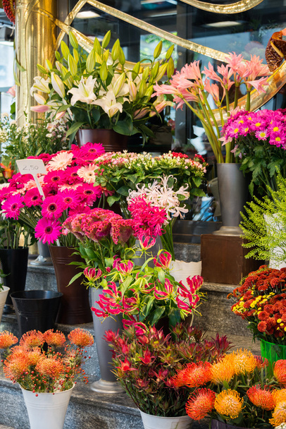 Уличный цветочный магазин с красочными цветами - Фото, изображение