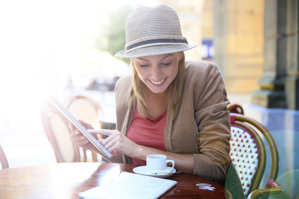 Girl at coffee shop with tablet - Foto, immagini