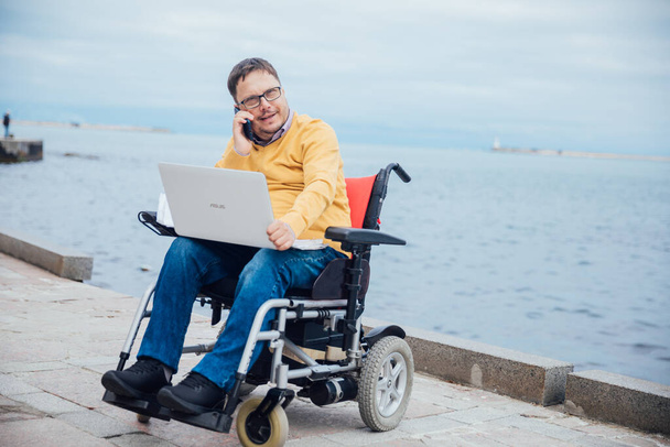 mężczyzna niepełnosprawny w negocjacjach biznesowych wózków inwalidzkich przez telefon - Zdjęcie, obraz