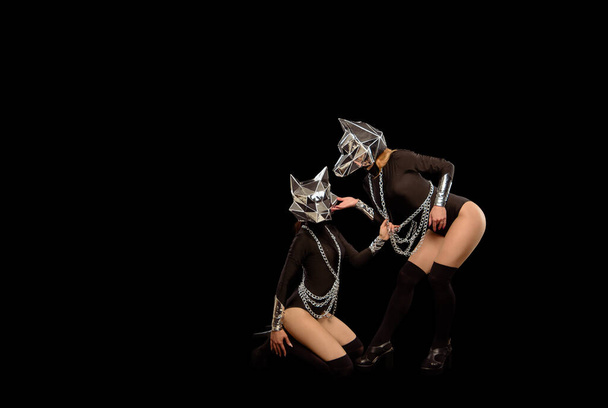 Dva go-go tanečníci v vlčích maskách na černém - Fotografie, Obrázek