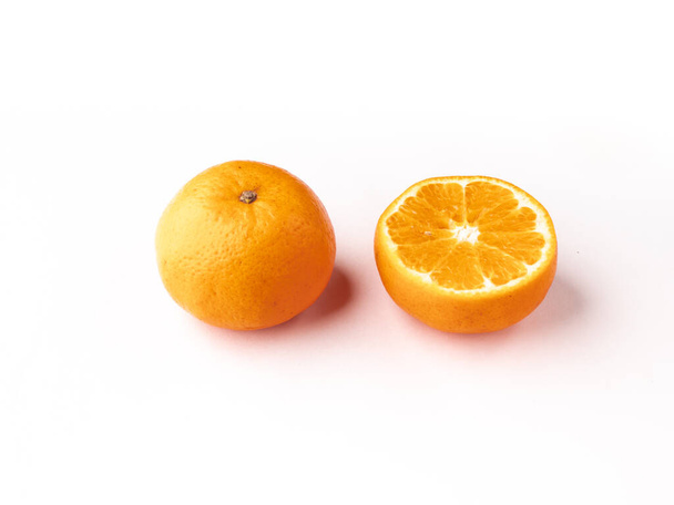 新鮮なオレンジ白の背景と隔離されたストック画像. - 写真・画像