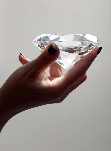 Femmina mano tenendo Oversize diamante
 - Foto, immagini