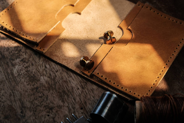 Portefeuille en cuir fabrication de cartes avec outil en cuir objet artisanal sur bois - Photo, image