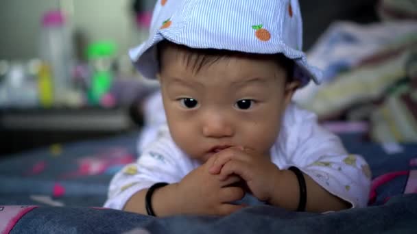 Sulje vauvan pää pureskele sormi makuuhuoneessa - Materiaali, video