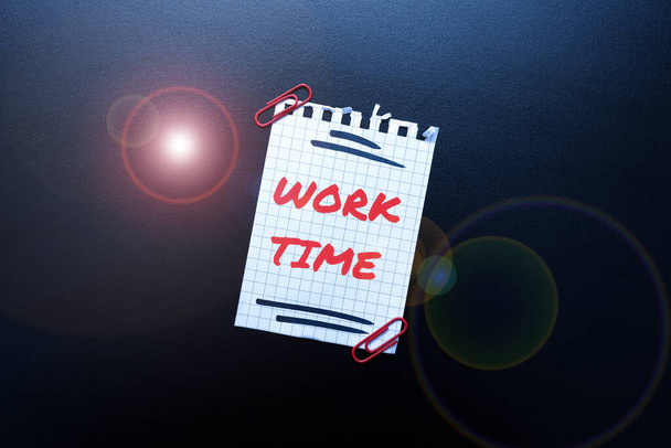 Pokaz koncepcyjny Czas pracy. Słowo Wpisany na okres rozpoczyna się, gdy pracownicy tymczasowi są zaangażowani w miejscu pracy myśląc nowe pomysły Bright Odnowienie kreatywności i inspiracji - Zdjęcie, obraz