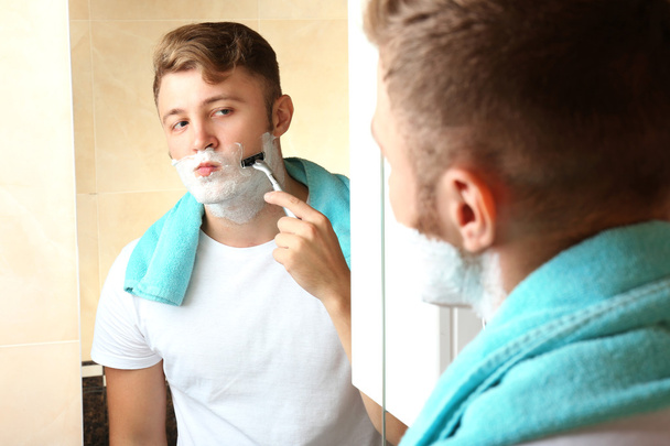 Young man shaving - Φωτογραφία, εικόνα