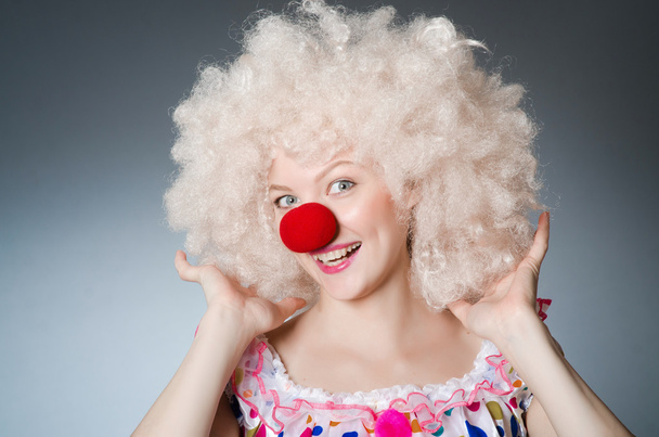 Клоун в белом парике на сером фоне - Фото, изображение