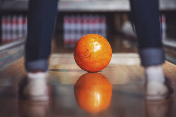 La palla da bowling sta rotolando lungo il sentiero verso i birilli
. - Foto, immagini