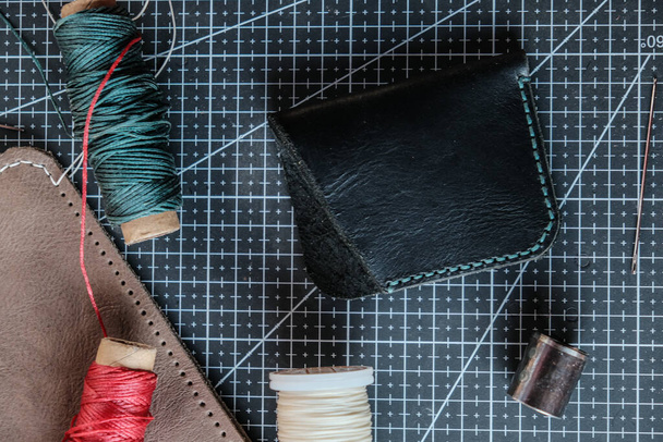 Echte Lederkarten Brieftasche Herstellung mit Faden und Handwerk Werkzeug Handwerkskunst arbeiten - Foto, Bild