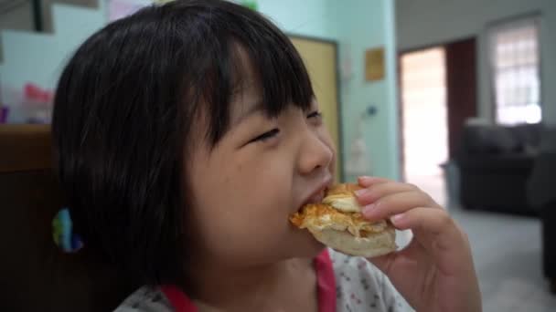 Маленький азиат странно себя чувствует, когда ест хлеб - Кадры, видео