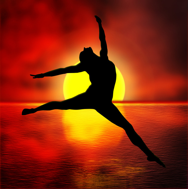 vrouw springen op de zonsondergang - Foto, afbeelding