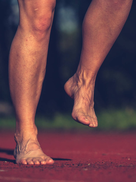 Голые усталые ноги работающей женщины экономят время на вечернюю фитнес-пробежку. Настоящие зрители занимаются настоящим спортом - Фото, изображение