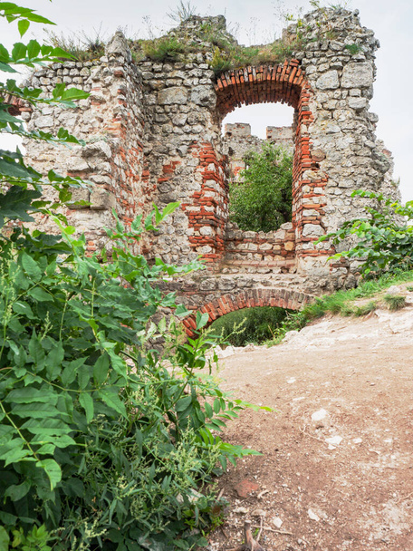 Интерьер Руинского готического замка на холме над Долни-Вестонице и деревней Павлов, Южная Осетия. - Фото, изображение