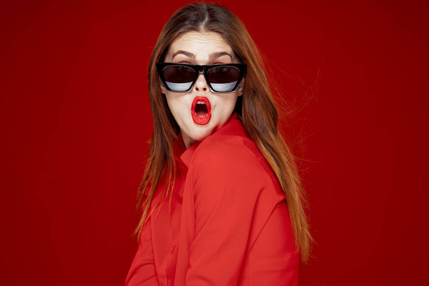 donna glamour indossando occhiali da sole modello di taglio di capelli camicia rossa - Foto, immagini