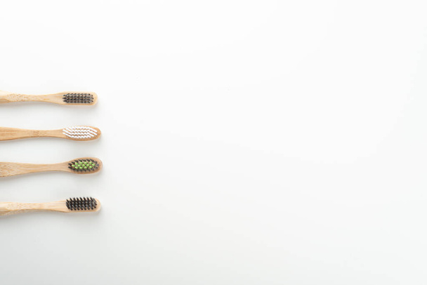 Cepillos de dientes de bambú en concepto de producto sostenible, cero residuos. Copiar espacio.  - Foto, Imagen
