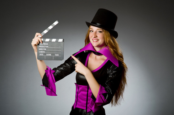 Frau mit Filmklappbrett vor grauem Hintergrund - Foto, Bild
