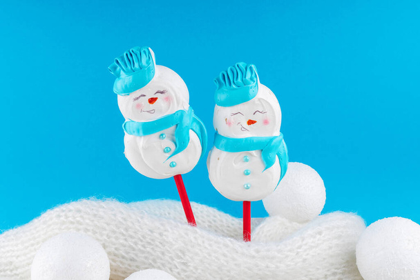 Two meringue snowmen. Christmas treats for children. DIY New Year's dessert. - Zdjęcie, obraz