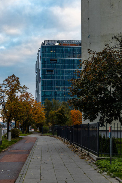 Gdansk, Polonia - 24 de octubre de 2020: Olivia Business Centre building with old block of flat in front of - Foto, Imagen