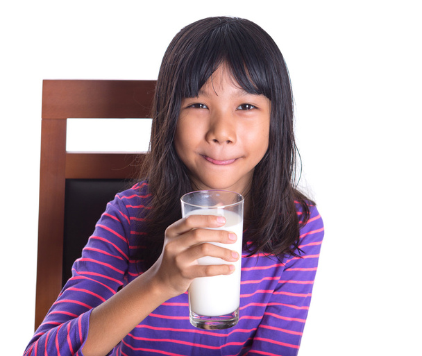 junge asiatische preteen Mädchen mit einem Glas Milch - Foto, Bild