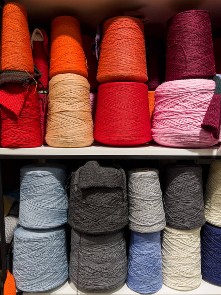 Set of colored yarn threads on bobbins - Foto, afbeelding