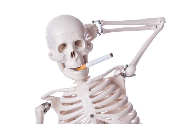 Esqueleto fumar cigarrillo aislado en blanco
 - Foto, imagen