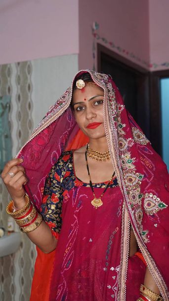 2021. november 21. Reengus, Rajasthan, India. Boldog fiatal ázsiai nő hagyományos jelmezben. - Fotó, kép