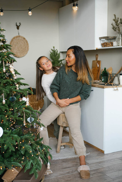 Felice mamma e figlia si divertono in attesa di Natale in cucina - Foto, immagini