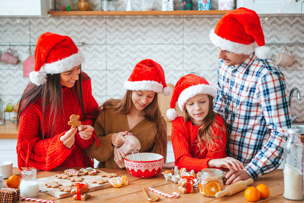 Biscuits de famille heureux pour Noël - Photo, image