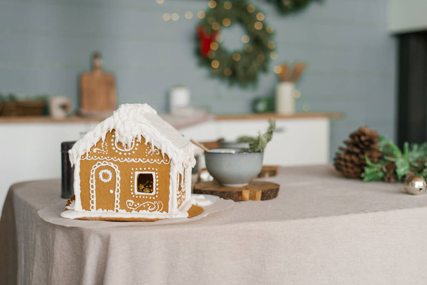 Пряничный пряничный домик в гостиной создает праздничное настроение. Рождественское утро. - Фото, изображение