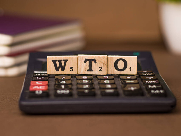 Assam, Ινδία - 30 Μαρτίου 2021: Word WTO γραμμένο σε ξύλινους κύβους εικόνα αρχείου. - Φωτογραφία, εικόνα