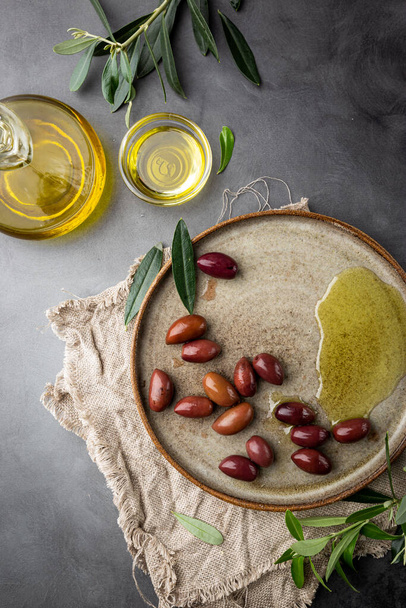 Olives noires et huile d'olive - Photo, image