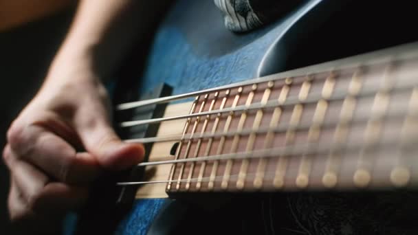 Basista hraje se svými prsty na moderní 5 strunné basy ve zpomaleném filmu, 1080p 240fps - Záběry, video