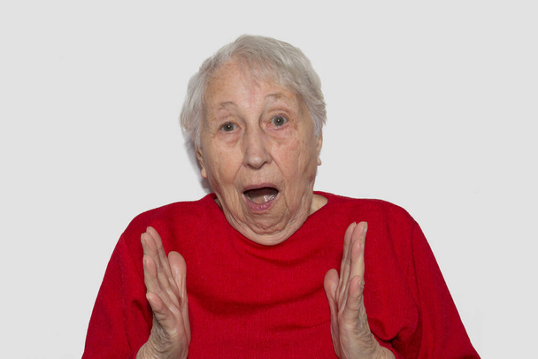Portrét překvapené starší ženy nad bílým pozadím - Fotografie, Obrázek