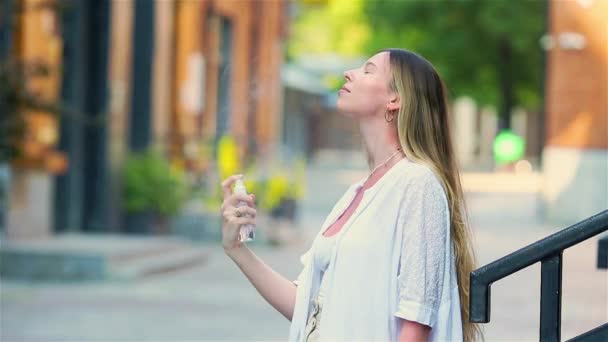 Giovane bella donna ottiene il suo viso rinfrescato nella giornata calda - Filmati, video