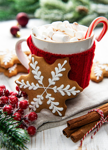 Рождественский какао, пряничное печенье и украшения. Белый деревянный фон.  - Фото, изображение