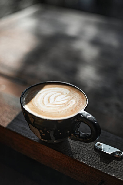 Filiżanka selektywne ogniskowanie gorącej kawy sztuki latte, ostrość na białym foa - Zdjęcie, obraz