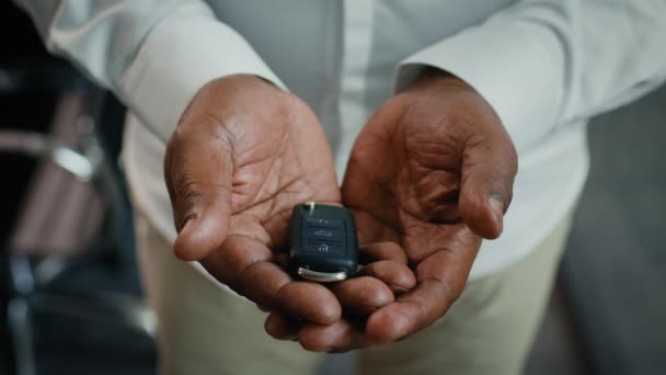 close-up schot van zwarte volwassen man met auto sleutel in handen - Video