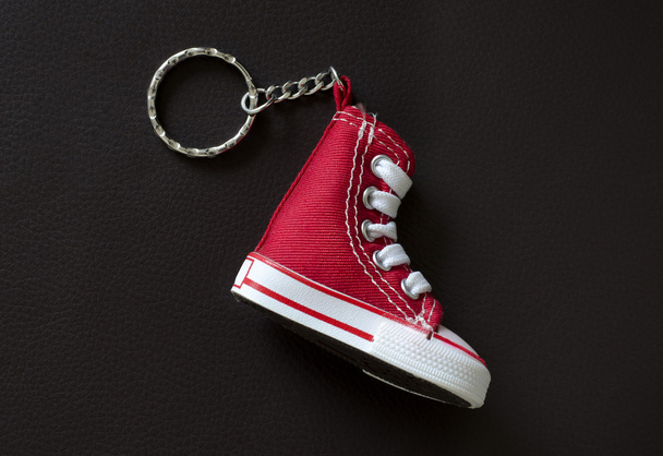 Porte-clés avec mini chaussure rouge
 - Photo, image