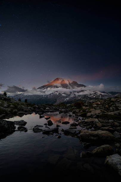 A vertical view of the Mount Rainier National Park during an evening - Foto, Imagen