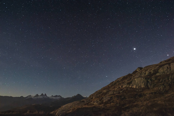 A starry sky over Col de la Croix de Fer with view on Aiguilles d'Arve mountain in Savoie, France - Foto, Imagen