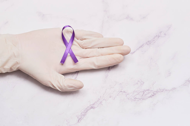 Командование доктора с фиолетовой лентой на Всемирный день борьбы с раком. 4 февраля. - Фото, изображение