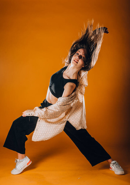 Λεπτή ευέλικτη χορεύτρια κατά τη διάρκεια μιας πρακτικής χορού στο σύγχρονο στούντιο - Φωτογραφία, εικόνα